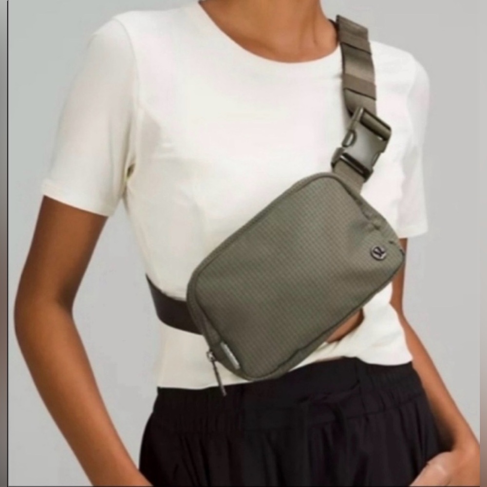 Lululemon Everywhere Belt Bag Carob‎ Brown/Black Grid NEW